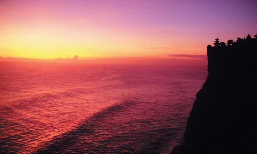 Pura Uluwatu au sommet de son impressionnante falaise. Pura Uluwatu au sommet de son impressionnante falaise.