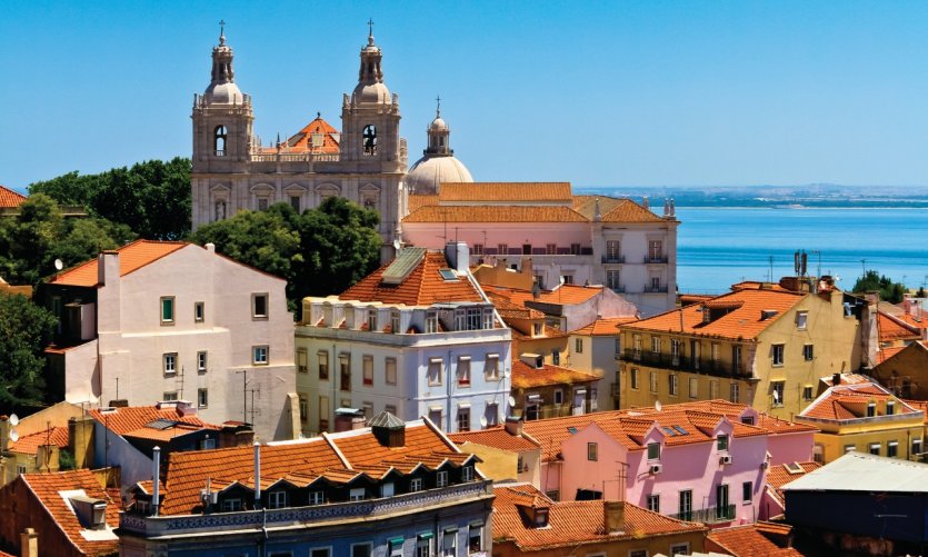 Vue sur le vieux Lisbonne, son Monastère de Saint-Vincent de Fora et ses batiments colorés. Vue sur le vieux Lisbonne, son Monastère de Saint-Vincent de Fora et ses batiments colorés.