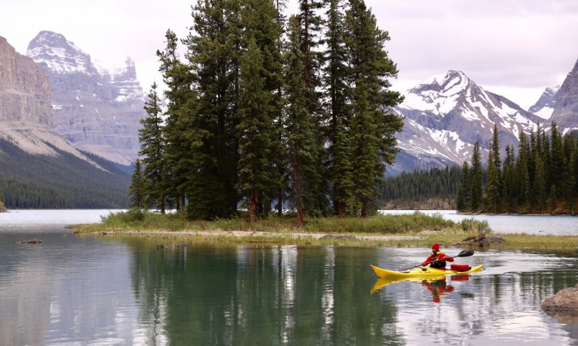 Kayak vers Spirit Island, Jasper National Park. Kayak vers Spirit Island, Jasper National Park.