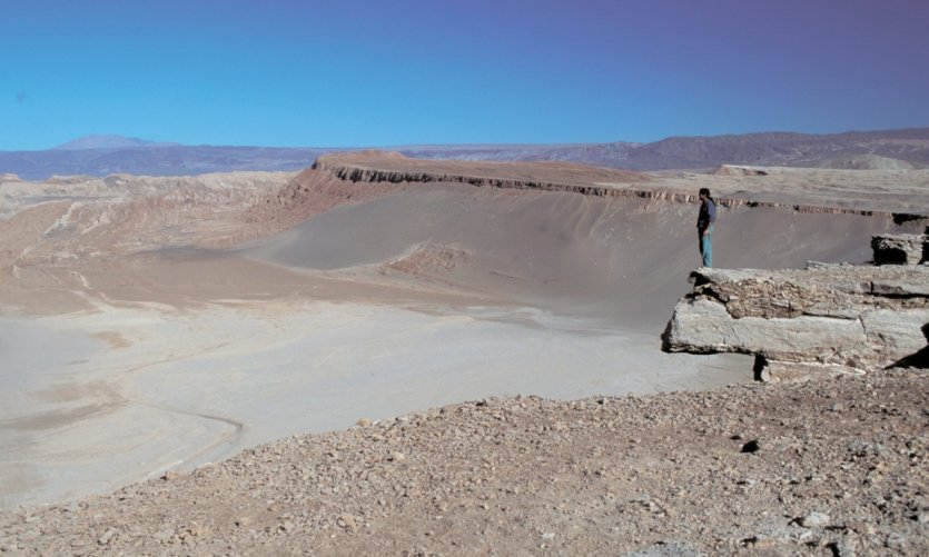 Randonneur face au paysage lunaire de San Pedro de Atacama Randonneur face au paysage lunaire de San Pedro de Atacama