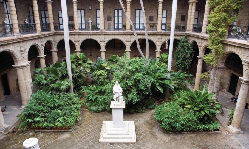 <p>Musée de la ville au sein du Palacio de los Capitanes Generales, statue de Christophe Colomb.</p> <p>Musée de la ville au sein du Palacio de los Capitanes Generales, statue de Christophe Colomb.</p>