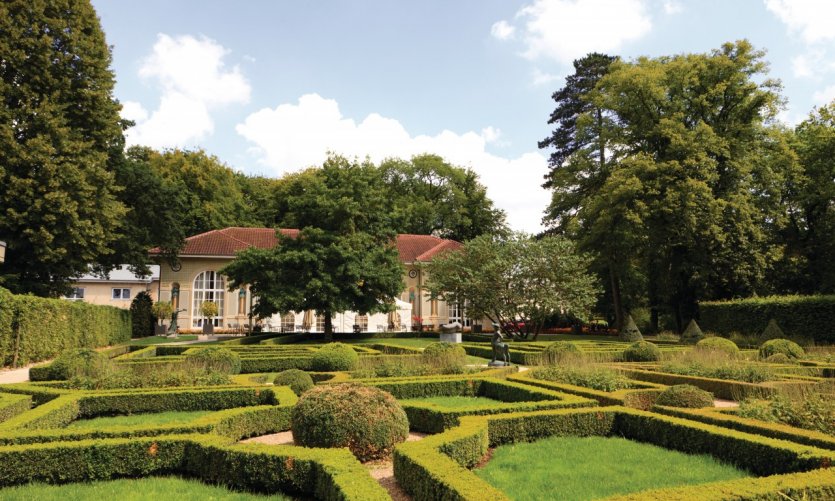 Parc thermal de Mondorf : jardin français menant à l'Orangerie. Parc thermal de Mondorf : jardin français menant à l'Orangerie.