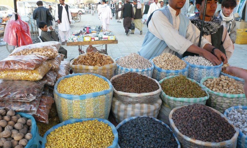 Vendeurs d'épices et de fruits secs à Mazar-e-Charif. Vendeurs d'épices et de fruits secs à Mazar-e-Charif.
