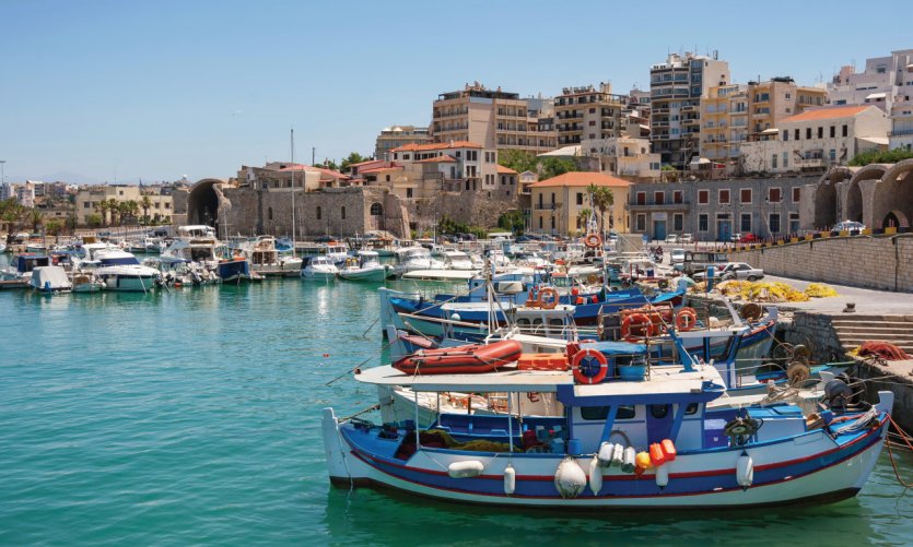 Bateau de pêcheurs dans le vieux port d'Héraklion. Bateau de pêcheurs dans le vieux port d'Héraklion.