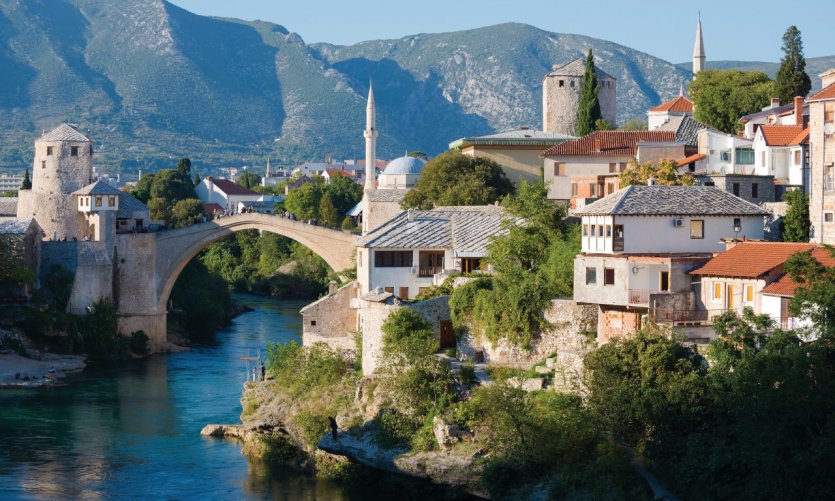 La Neretva et le quartier du Vieux Pont (Stari Most), à Mostar. La Neretva et le quartier du Vieux Pont (Stari Most), à Mostar.