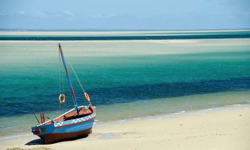 Dhow sur la plage de Bazaruto. Dhow sur la plage de Bazaruto.