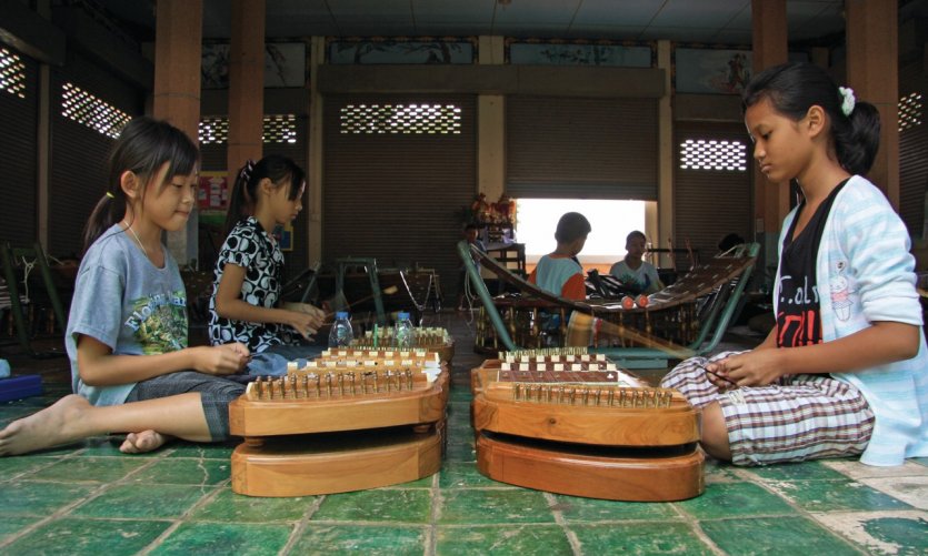 Jeunes filles jouant du khim, un instrument traditionnel. Jeunes filles jouant du khim, un instrument traditionnel.