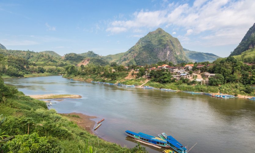 Vista sobre el río Nam Ou cerca del pueblo de Nong Khiaw. Vista sobre el río Nam Ou cerca del pueblo de Nong Khiaw.