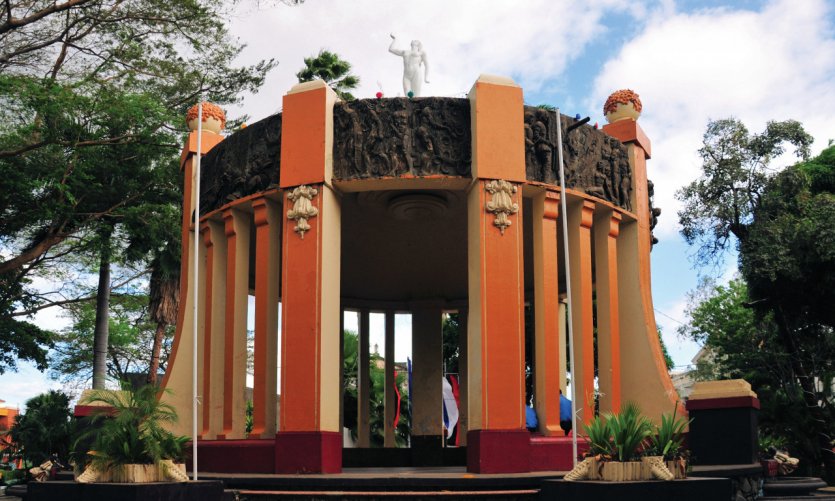 Le kiosque du temple de la musique dans le Parc Central de Managua. Le kiosque du temple de la musique dans le Parc Central de Managua.
