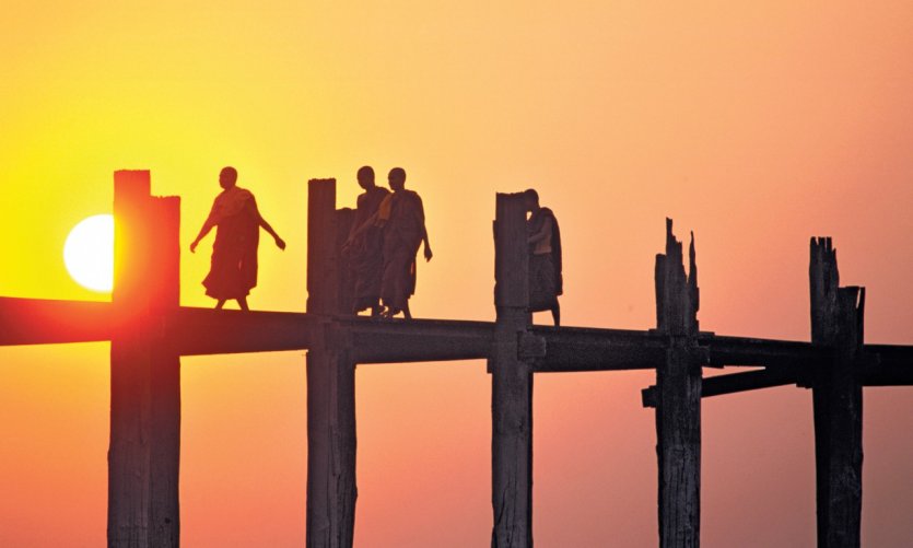 Pont U Bein traversant le lac Thaungthaman. Pont U Bein traversant le lac Thaungthaman.