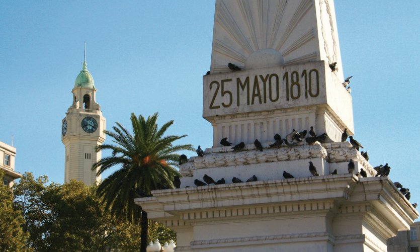 Monument de la Plaza de Mayo, en mémoire de la révolution argentine de 1810. Monument de la Plaza de Mayo, en mémoire de la révolution argentine de 1810.