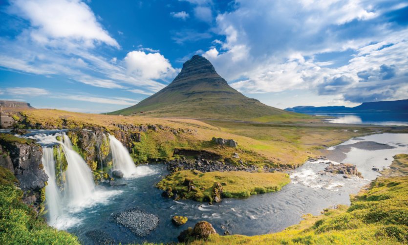 Kirkjufell est une montagne isolée d'Islande, située sur la péninsule de Snaefellsnes. Kirkjufell est une montagne isolée d'Islande, située sur la péninsule de Snaefellsnes.