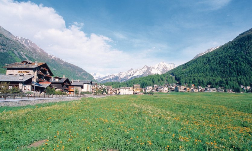 Plateau de Cogne et vue du Gran Paradiso. Plateau de Cogne et vue du Gran Paradiso.