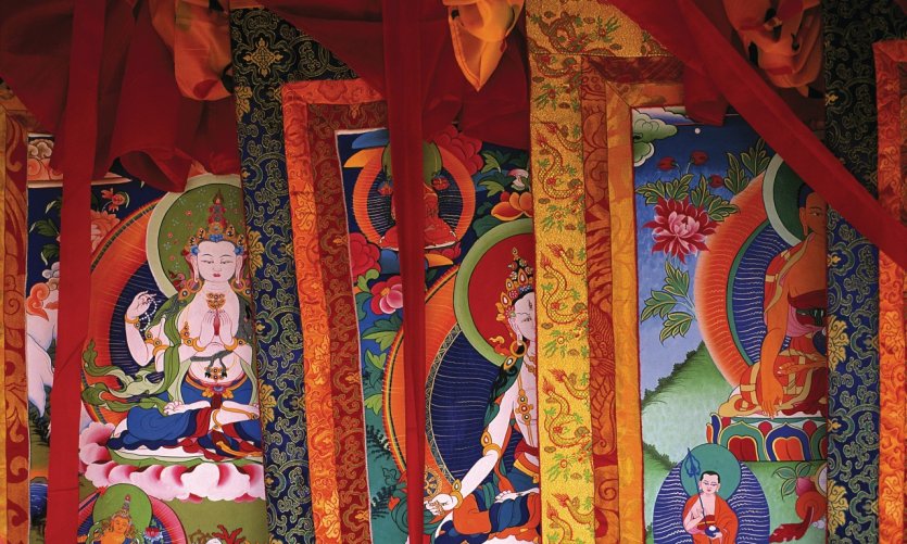 <p>Échoppe de thangkas au Barkhor.</p> <p>Échoppe de thangkas au Barkhor.</p>