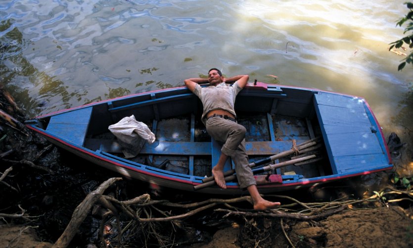 Détente sur une barque avant de reprendre l'eau. Détente sur une barque avant de reprendre l'eau.