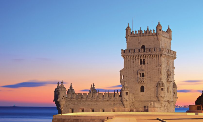 La tour de Belém au coucher de soleil. La tour de Belém au coucher de soleil.