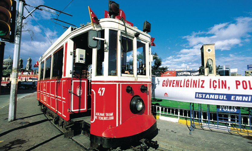 Le tramway place du Taksim. Le tramway place du Taksim.