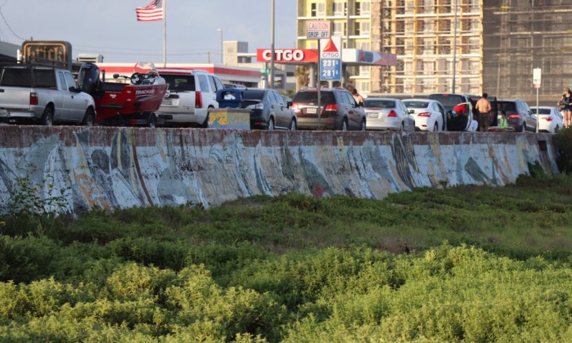 Le Galveston Seawall long de plusieurs miles. Le Galveston Seawall long de plusieurs miles.
