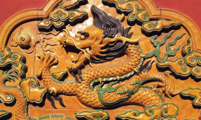 Cité Interdite, céramique de dragon, être céleste omniprésent. Cité Interdite, céramique de dragon, être céleste omniprésent.