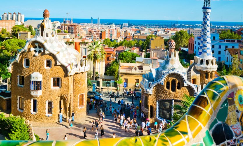 Vue sur les toits de la ville depuis le parc Güell. Vue sur les toits de la ville depuis le parc Güell.