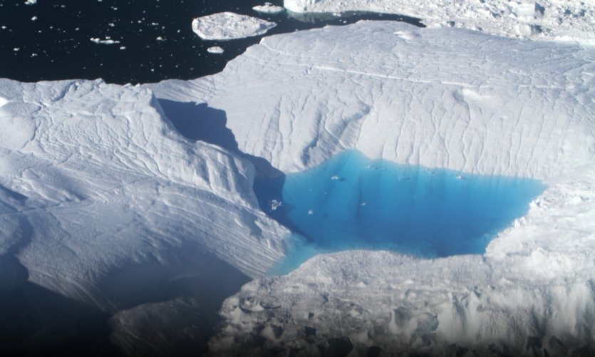 <p>Certains icebergs ont des cuvettes dont l'eau est d'un bleu incroyable.</p> <p>Certains icebergs ont des cuvettes dont l'eau est d'un bleu incroyable.</p>