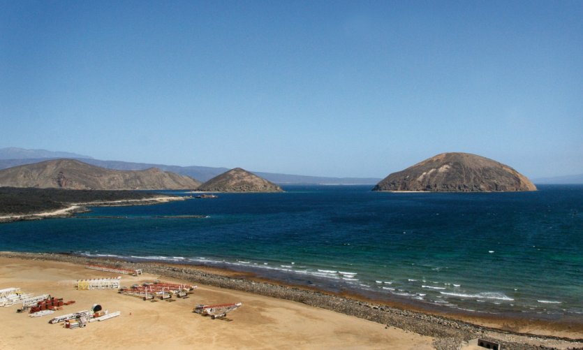 <p>La playa y la isla de Guinni Kôma (o &quot;la isla del diablo&quot;).</p> <p>La playa y la isla de Guinni Kôma (o &quot;la isla del diablo&quot;).</p>