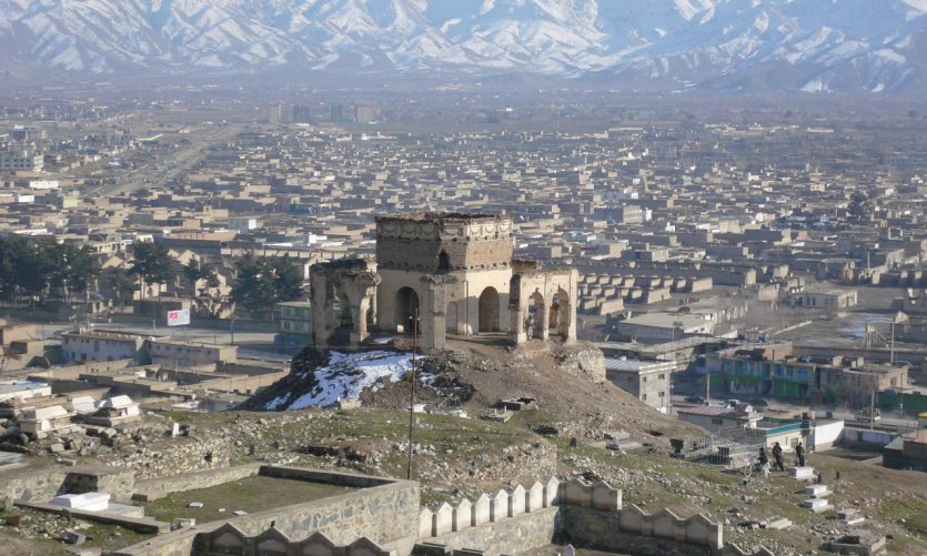 Colline aux cerfs-volants, Teppe Maranjan, avec les tombeaux des rois Nadir Shah et Zaher Shah. Colline aux cerfs-volants, Teppe Maranjan, avec les tombeaux des rois Nadir Shah et Zaher Shah.