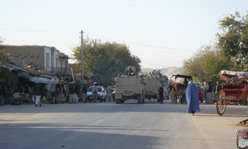 Convoi militaire en patrouille dans la ville de Maïmana. Convoi militaire en patrouille dans la ville de Maïmana.
