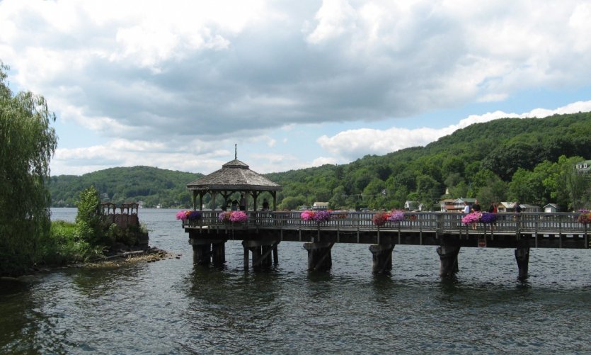 <p>Le vieux pont de North Hatley sur le lac Massawippi.</p> <p>Le vieux pont de North Hatley sur le lac Massawippi.</p>