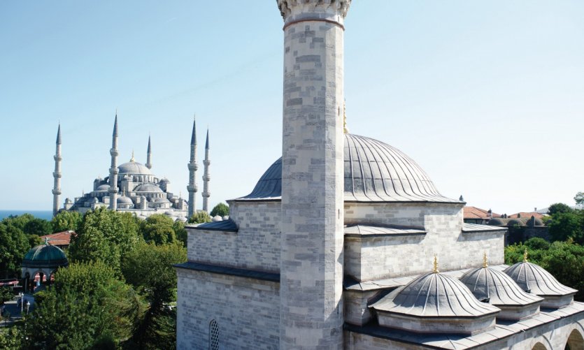 La Mosquée Bleue (au fond) et la mosquée Firuz Aga (au premier plan). Vue depuis la terrasse de l'Hotel Sultanahmet au n° 20 Divanyolu Caddesi. La Mosquée Bleue (au fond) et la mosquée Firuz Aga (au premier plan). Vue depuis la terrasse de l'Hotel Sultanahmet au n° 20 Divanyolu Caddesi.