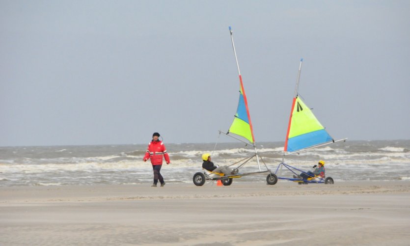 Les plages de Berck sont propices au char à voile, même pour les débutants. Les plages de Berck sont propices au char à voile, même pour les débutants.