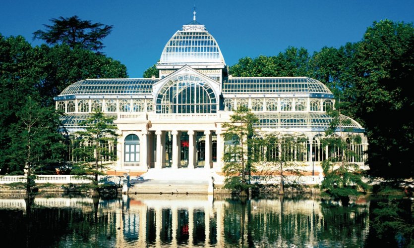 Palais de cristal (Palacio de Cristal) dans le parc du Retiro. Palais de cristal (Palacio de Cristal) dans le parc du Retiro.