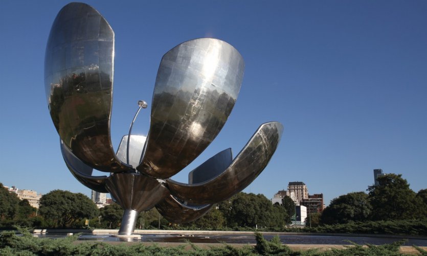 La grande fleur métallique Floralis Genérica dans le parc de la Plaza de las Naciones Unidas. La grande fleur métallique Floralis Genérica dans le parc de la Plaza de las Naciones Unidas.