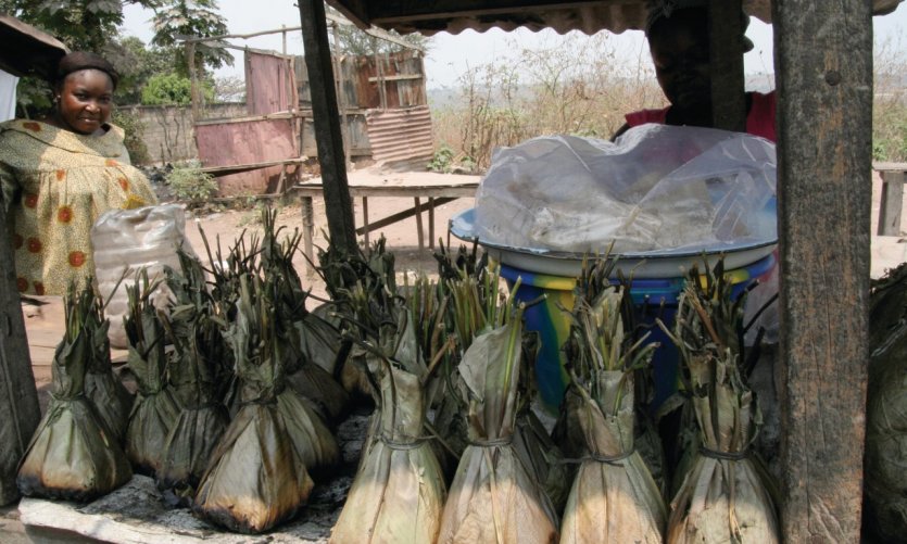 Étal de mobokes, papillottes de feuilles sauvages. Étal de mobokes, papillottes de feuilles sauvages.