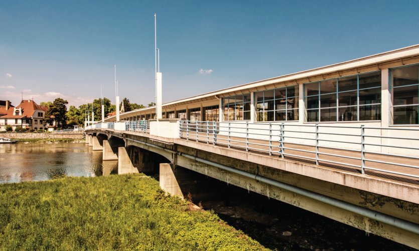 Pont au-dessus de la rivière Vah à Piest'Any. Pont au-dessus de la rivière Vah à Piest'Any.