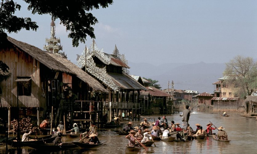 <p>Marché flottant du village d'Ywama.</p> <p>Marché flottant du village d'Ywama.</p>