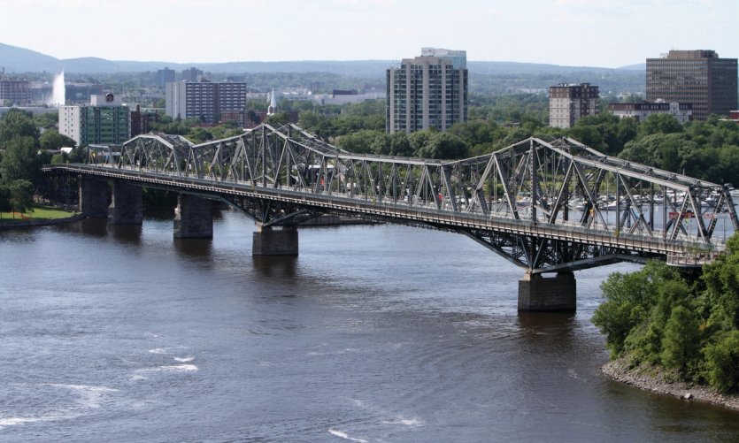 Le pont Alexandra reliant Ottawa à la ville québecoise de Gatineau. Le pont Alexandra reliant Ottawa à la ville québecoise de Gatineau.
