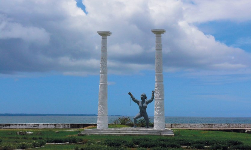 <p>Statue du bord de mer devant le palais présidentiel.</p> <p>Statue du bord de mer devant le palais présidentiel.</p>