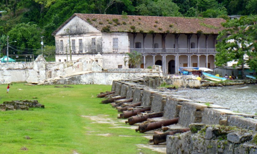 Le fort de San Jeronimo et le bâtiment des Douanes. Le fort de San Jeronimo et le bâtiment des Douanes.