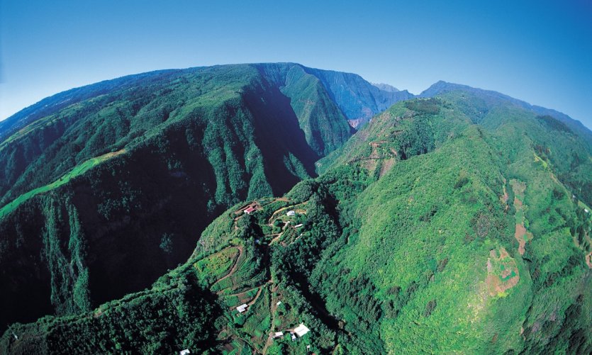 Montagnes boisées de l'intérieur de l'île. Montagnes boisées de l'intérieur de l'île.