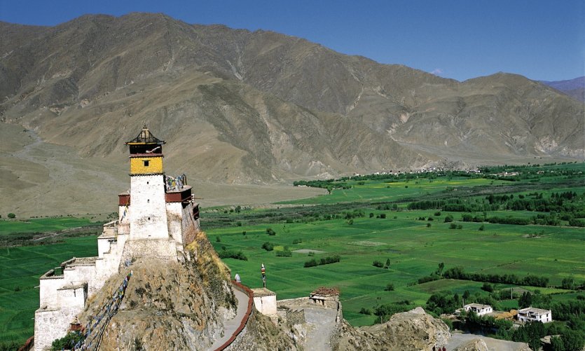 <p>Palais Yumbulagang, une ancienne forteresse de la vallée du fleuve du Yarlung Tsangpo.</p> <p>Palais Yumbulagang, une ancienne forteresse de la vallée du fleuve du Yarlung Tsangpo.</p>