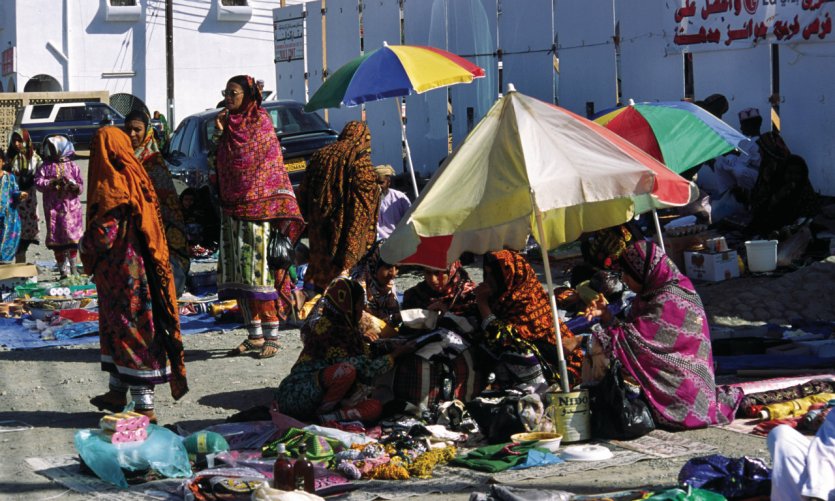 Femmes au marché d'Ibra réservé aux femmes. Femmes au marché d'Ibra réservé aux femmes.