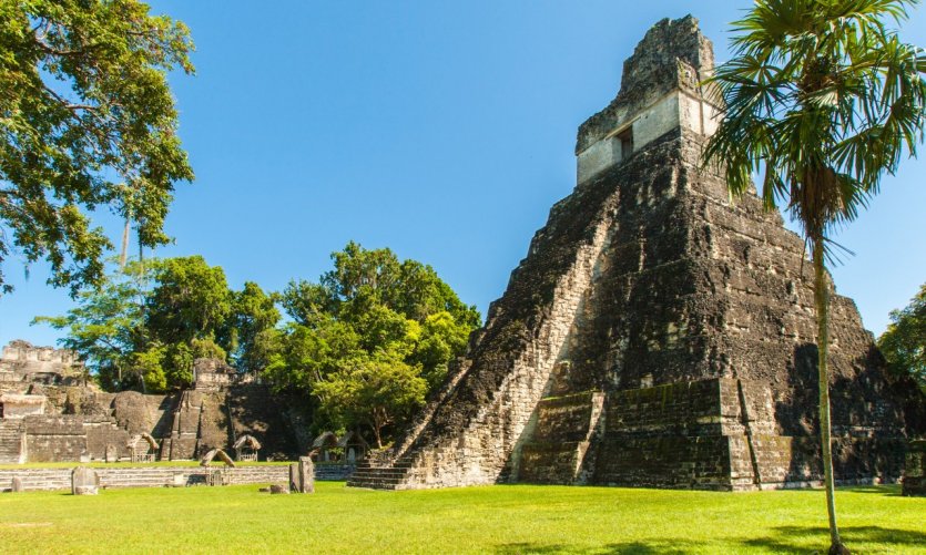 Ancienne pyramide Maya à Tikal. Ancienne pyramide Maya à Tikal.