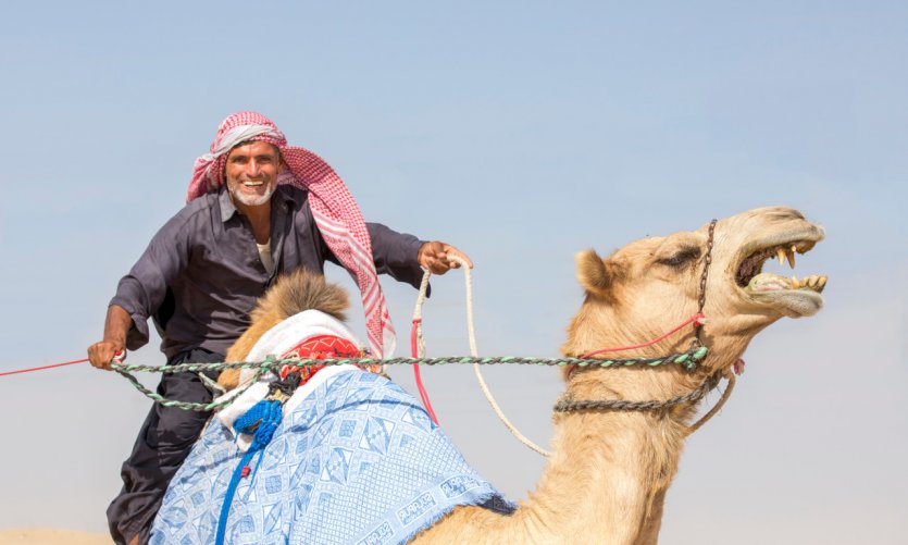 Homme dans le désert de Madinat Zayed. Homme dans le désert de Madinat Zayed.