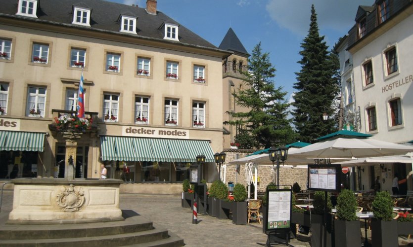 Place du marché (côté nord est). Place du marché (côté nord est).