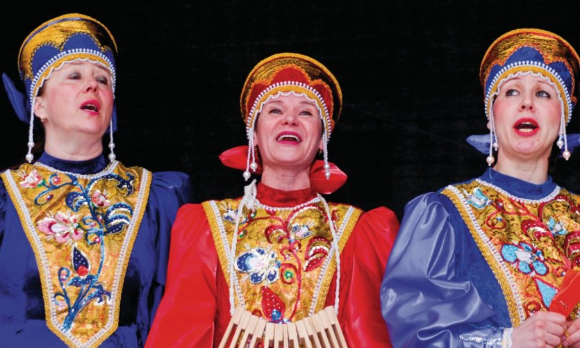 Chants et costumes russes sur Raekojaplats. Chants et costumes russes sur Raekojaplats.