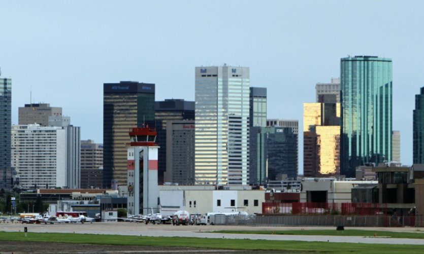 Skyline d'Edmonton vue de l'aéroport du centre d'Edmonton. Skyline d'Edmonton vue de l'aéroport du centre d'Edmonton.