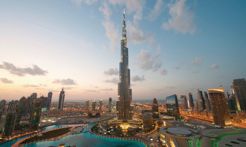 <p>Vue sur le Burj Khalifa au coucher du soleil.</p> <p>Vue sur le Burj Khalifa au coucher du soleil.</p>