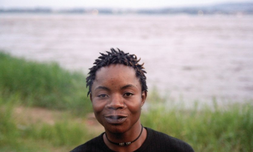 Piroguiers et pêcheurs sur les rives du fleuve Congo. Piroguiers et pêcheurs sur les rives du fleuve Congo.