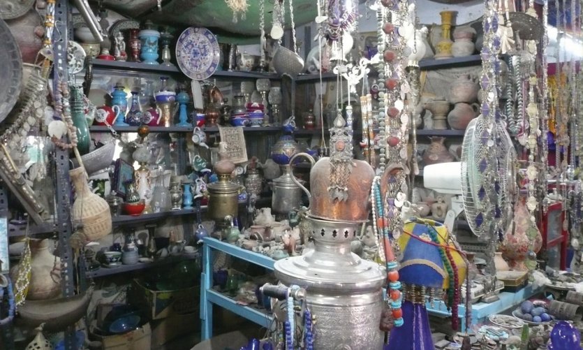 Boutique d'antiquités d'Hadji Sultan, véritable caverne d'Ali Baba. Boutique d'antiquités d'Hadji Sultan, véritable caverne d'Ali Baba.